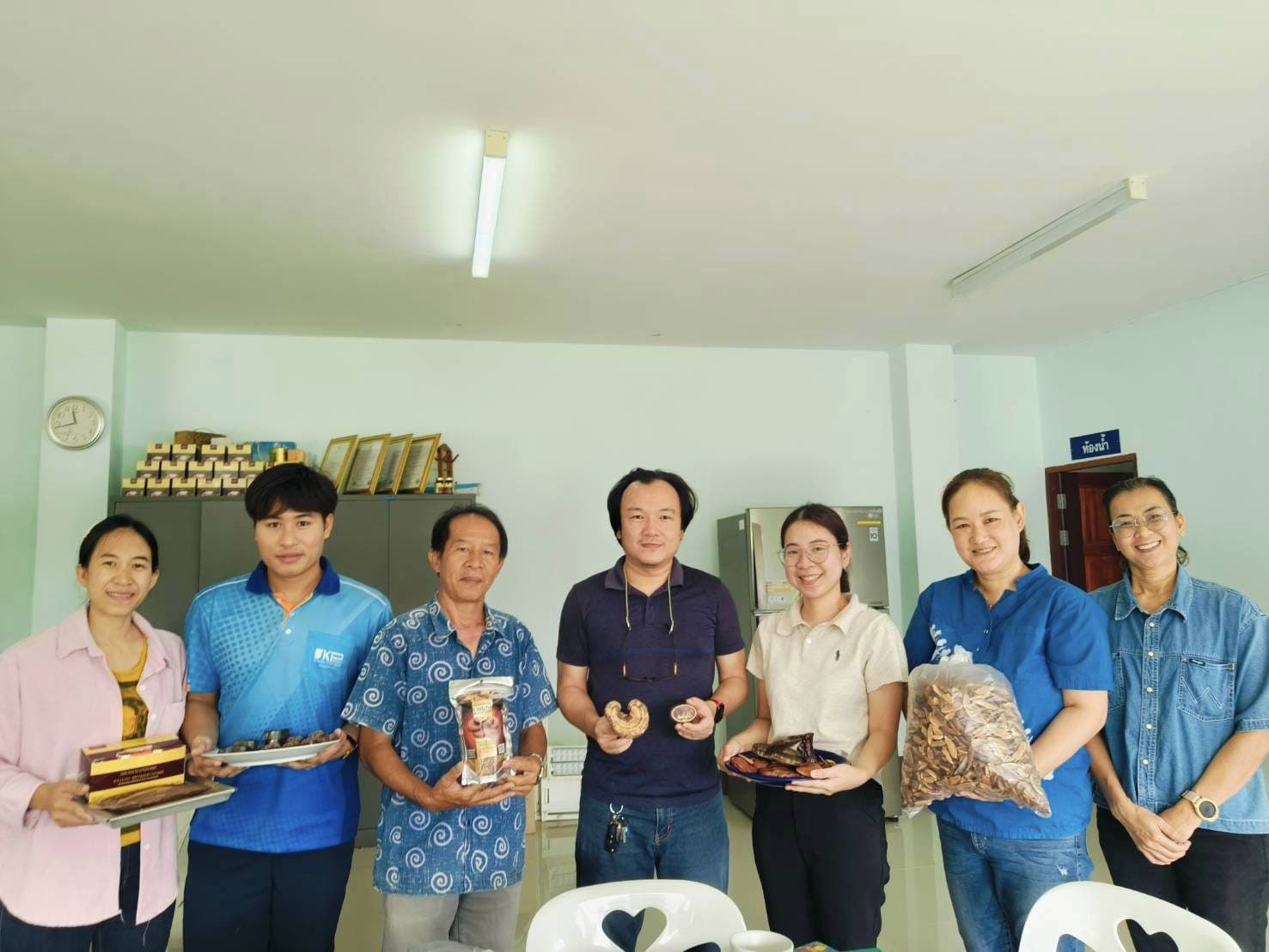 เจ้าหน้าที่บริษัท เค.พี.อะโกร โคราช จำกัด จังหวัดนครราชสีมา จำนวน 5 คน ได้เข้าศึกษาดูงาน ณ ศูนย์พัฒนาเห็ดหลินจือและเห็ดสมุนไพรอินทรีย์ คณะผลิตกรรมการเกษตร