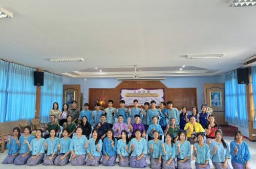 ผศ. ดร.สุธีระ เหิมฮึก รองคณบดีฯ ในนามศูนย์บริการวิชาการคณะผลิตกรรมการเกษตร ให้ความรู้งานด้านการสำรวจและเก็บรวบรวมพรรณพืช ในงานสวนพฤกษศาสตร์ในโรงเรียน ภายใต้โครงการอนุรักษ์พันธุกรรมพืช อพ.สธ. ลำพูน ร่วมกับโครงการพัฒนาพื้นที่ลุ่มน้ำแม่อาว อันเนื่องมาจากพระราชดำริ ณ โรงเรียนน้ำดิบวิทยาคม อ.ป่าซาง จ.ลำพูน