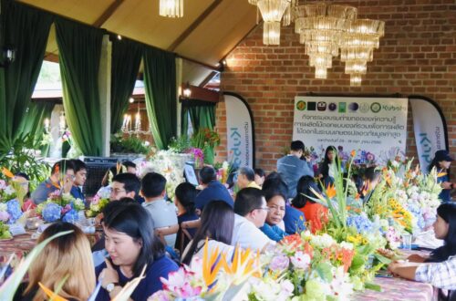 ผู้ช่วยศาสตราจารย์ ดร.สุธีระ เหิมฮึก รองคณบดีคณะผลิตกรรมการเกษตร ฝ่ายวิจัยและบริการวิชาการ ร่วมพิธีเปิด-ปิด กิจกรรมอบรมถ่ายทอดองค์ความรู้การผลิตไม้ตัดดอกแบบองค์รวมเพื่อผลิตไม้ดอกในระบบเกษตรปลอดภัยมูลค่าสูง