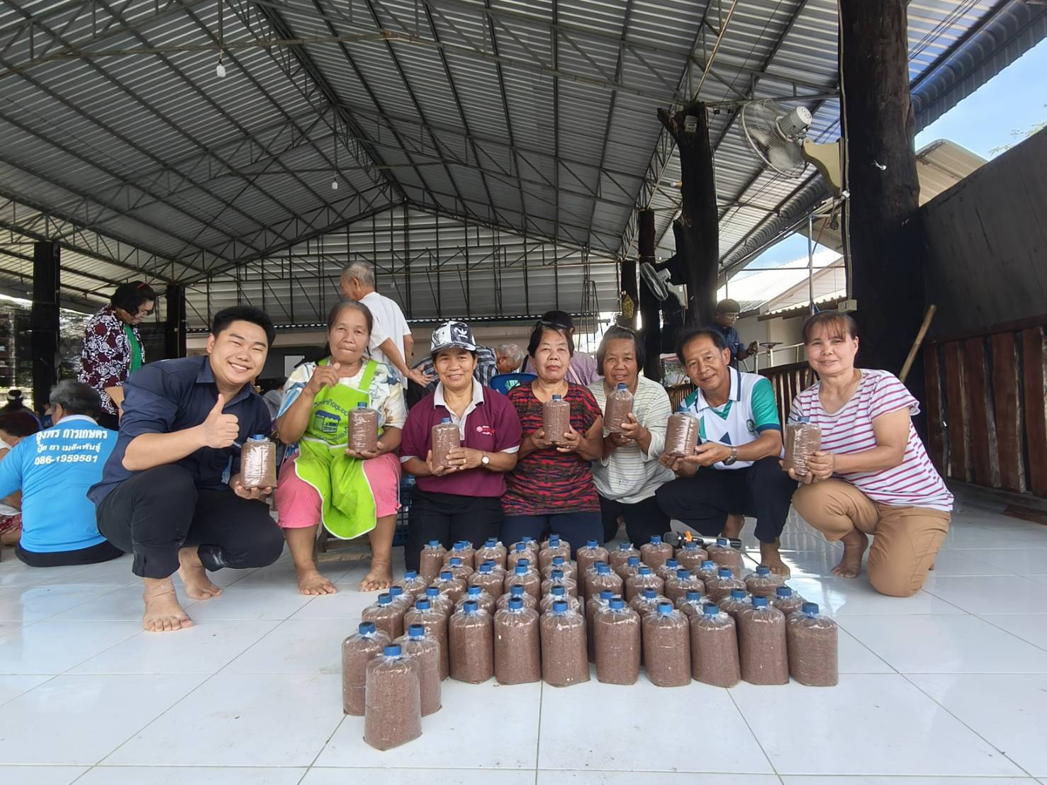งานวิจัยและบริการวิชาการได้จัดกิจกรรม ฝึกอบรม“การผลิตเห็ดเศรษฐกิจ” เรื่อง การผลิตเห็ดแบบปลอดภัยไร้สารพิษ ภายใต้โครงการ การถ่ายทอดองค์ความรู้การผลิตผักและเห็ดปลอดภัยแบบครบวงจรให้แก่เกษตรกรในชุมชน