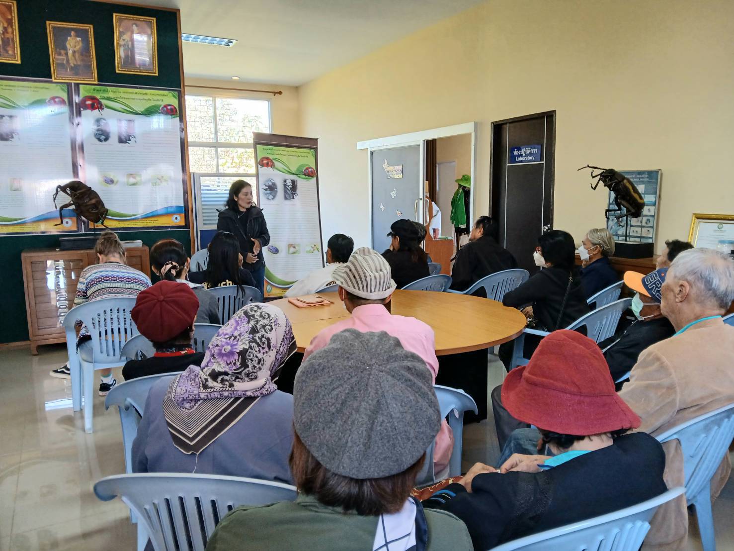 สถาบันบริการตรวจสอบคุณภาพและมาตรฐานผลิตภัณฑ์ ได้นำกลุ่มเกษตรกรจากตำบลสันป่าเปา อำเภอสันทราย จังหวัดเชียงใหม่ จำนวน 30 คน เข้าศึกษาดูงาน ณ ศูนย์เรียนรู้เทคโนโลยีการควบคุมศัตรูพืชโดยชีววิธี