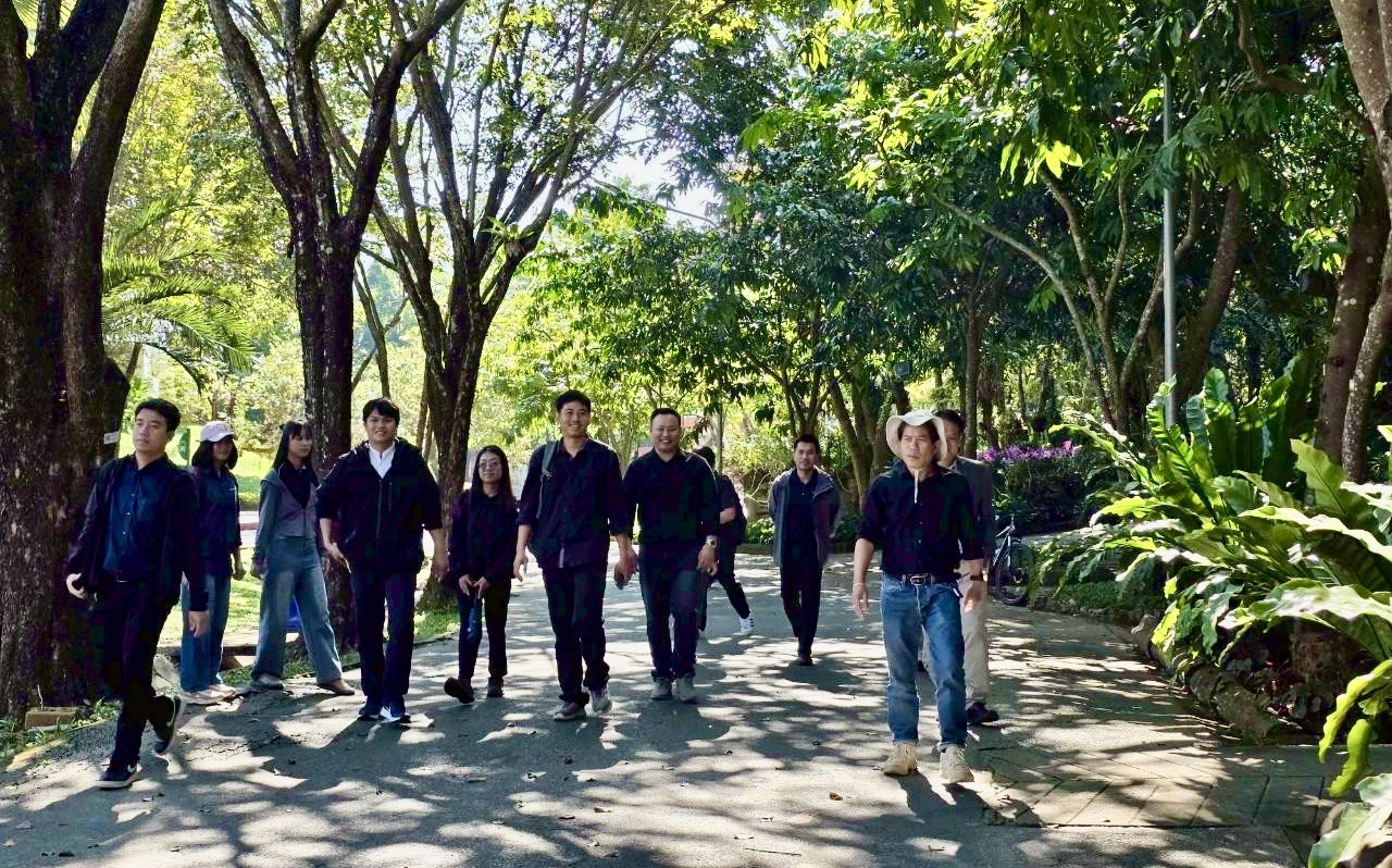 คณะผู้วิจัยจากคณะผลิตกรรมการเกษตร มหาวิทยาลัยแม่โจ้ ร่วมกับ ผู้ทรงคุณวุฒิ จากมหาวิทยาลัยเกษตรศาสตร์ มหาวิทยาลัยแม่โจ้ แพร่ เฉลิมพระเกียรติ และองค์การบริหารจัดการก๊าซเรือนกระจก เพื่อหารือการสร้างงานวิจัยด้านการจัดการป่าไม้ในเมือง