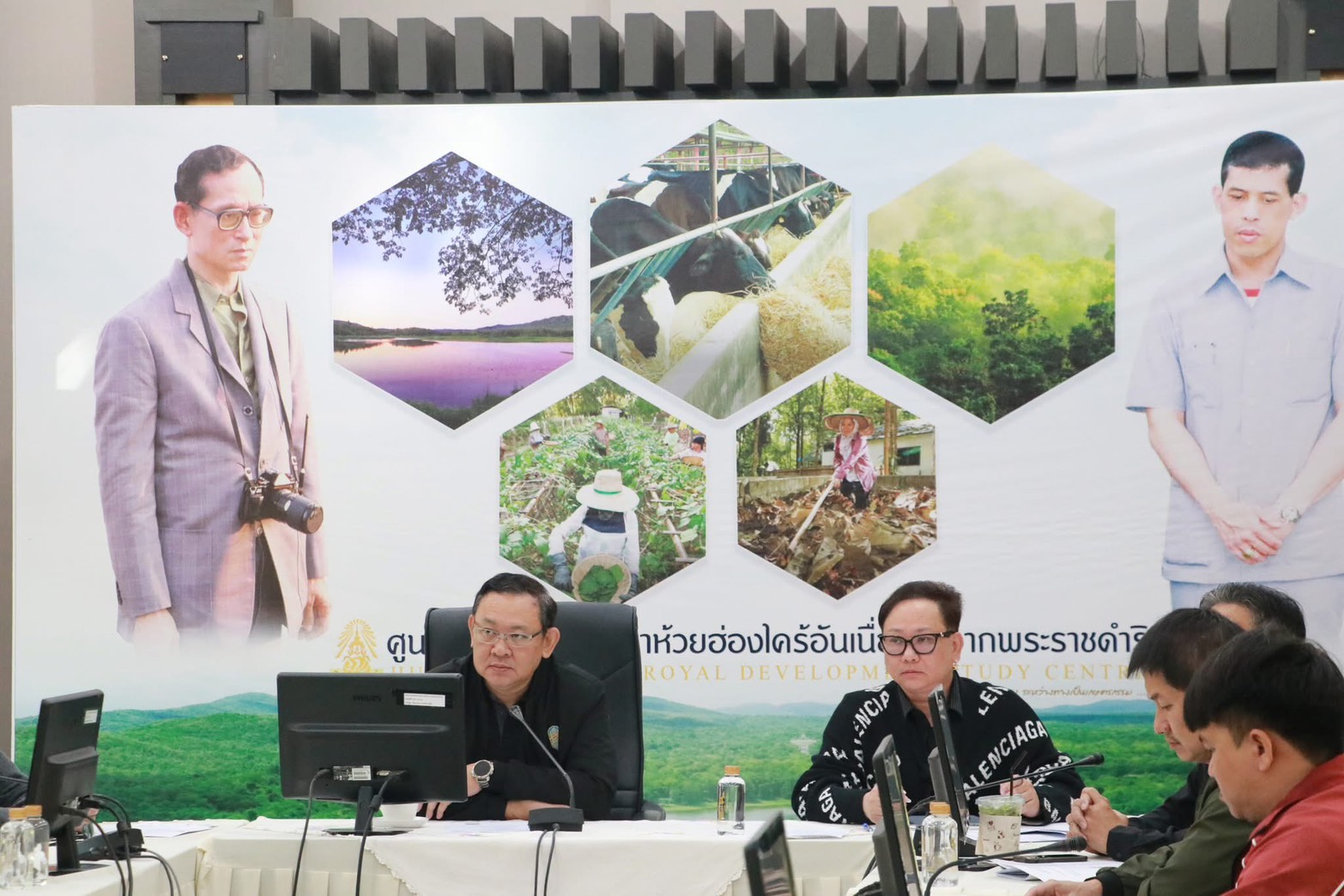 วันอังคารที่ 2 ธันวาคม 2568 ผู้ช่วยศาสตราจารย์ ดร.สุธีระ เหิมฮึก รองคณบดีคณะผลิตกรรมการเกษตร และคณะที่ปรึกษาฯ นายดุษฎี ได้ประชุมร่วมกับคณะทำงานศูนย์ฯ และศูนย์สาขาฯ และให้การต้อนรับ นายศุภรัชต์  อินทราวุธ รองเลขาธิการ กปร. พร้อมคณะ ร่วมประชุมหารือคณะทำงานด้านการพัฒนาป่าไม้ตามแนวพระราชดำริของศูนย์ศึกษาการพัฒนาห้วยฮ่องไคร้อันเนื่องมาจากพระราชดำริ